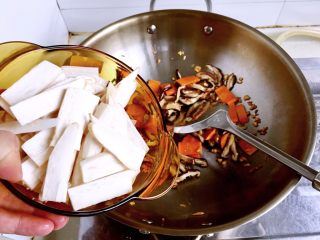 10、双菇烩,放入杏鲍菇翻炒均匀