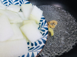 9、海带冬瓜汤,倒入冬瓜