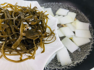 10、海带冬瓜汤,倒入海带丝