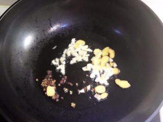 9、蒜蓉空心菜,炒锅烧热后加入玉米油，油烧热后加入花椒粒炒出香味，再加入蒜姜炒出香味