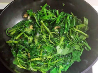 12、蒜蓉空心菜,翻炒1分钟
