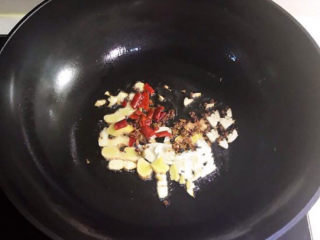 10、蒜蓉空心菜,加入辣椒段，翻炒均匀