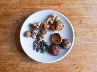 2、十味 八珍豆腐,干货类，可以加两种以上的菌菇，还加入了3个松茸，特别提鲜。