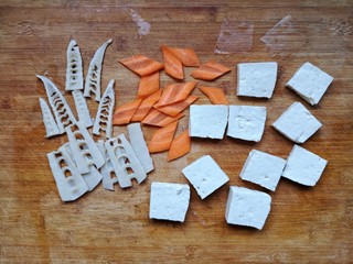 3、十味 八珍豆腐,笋先切段再切片，胡萝卜切菱形片，豆腐切成4厘米大小0.5厘米厚的方片（大概就行）。