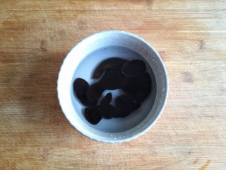 4、十味 八珍豆腐,木耳提前泡发。