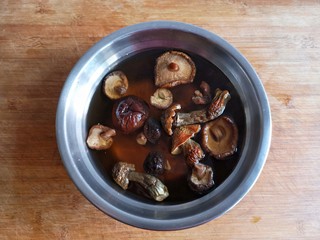 5、十味 八珍豆腐,将香菇，肉头菇，松茸先洗净，再用温水泡发。