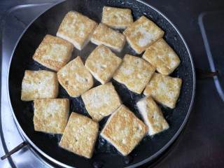 10、十味 八珍豆腐,煎至一面金黄，然后翻面煎另一面。