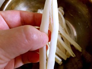 4、绿色美食+葱油芦笋白玉菇,白玉菇粗细不均匀的话，粗一点的从中间撕开，成两半