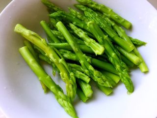 11、绿色美食+葱油芦笋白玉菇,将芦笋尖捞起备用