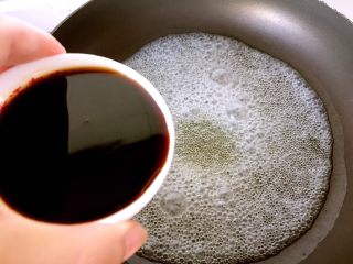 18、绿色美食+葱油芦笋白玉菇,将生抽倒入煮开的汤汁中