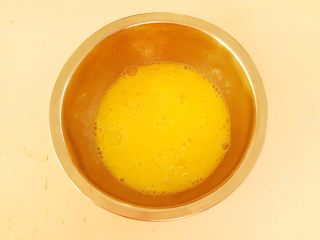 4、10分钟快手菜  番茄炒蛋,鸡蛋液打入碗中调匀