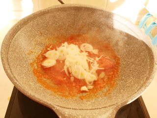 12、10分钟快手菜  番茄炒蛋,加入圆葱丝