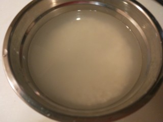 3、广州肠粉,加入冷水洗干净泡一夜。