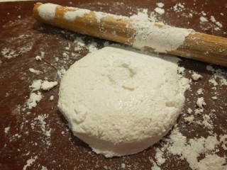 6、广州肠粉,用擀面杖擀成面团。