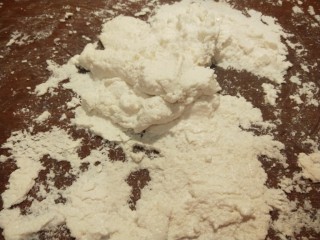 7、广州肠粉,泡好的米很快就擀成末。