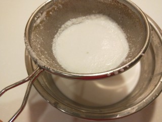 8、广州肠粉,在用细筛过出来,在擀成末。