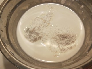 11、广州肠粉,倒入米浆里。