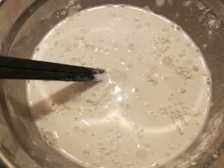 12、广州肠粉,搅拌均匀即可。