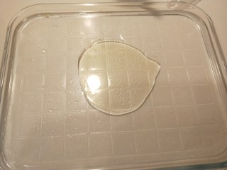 13、广州肠粉,蒸盘加少许油刷均匀。