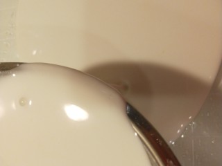 15、广州肠粉,倒入米糊。