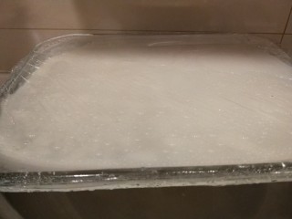 18、广州肠粉,上锅蒸五分钟即可。