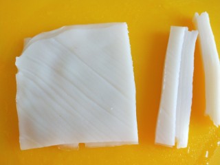 21、广州肠粉,在切成宽条。