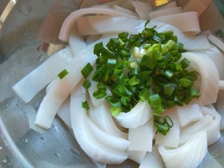 22、广州肠粉,用冷水过一下不会沾连,加入香葱。