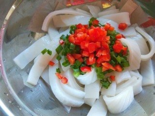 23、广州肠粉,加入红彩椒丁。