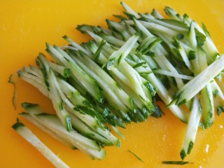 25、广州肠粉,切成丝。