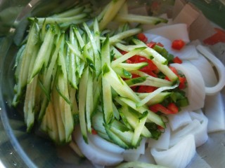 26、广州肠粉,倒入盆中。