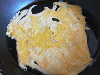 27、广州肠粉,鸡蛋一个搅拌均匀平底锅煎制蛋皮。