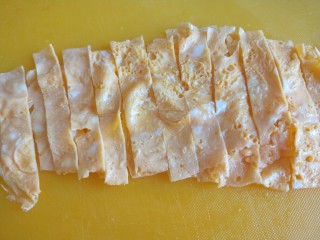 28、广州肠粉,一样切成条。