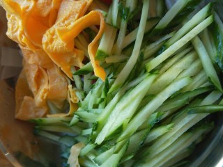 29、广州肠粉,鸡蛋皮放入盆中。