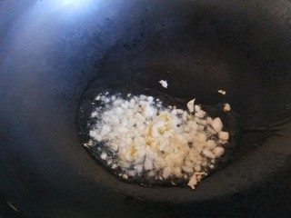 30、广州肠粉,锅中倒入适量油炒香蒜末。