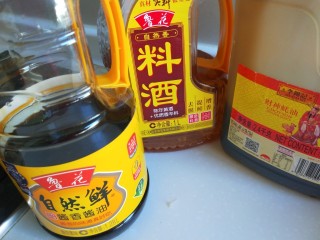 31、广州肠粉,料酒,耗油,酱油准备好。