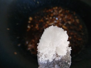 32、广州肠粉,倒入料酒,耗油,酱油,白糖。