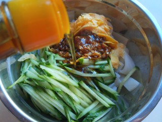 33、广州肠粉,把炒好的汁倒入盆中,加入麻油。