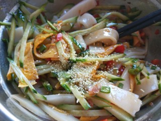 34、广州肠粉,加入鸡精拌均匀即可。