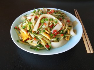 35、广州肠粉,装盘即可食用。