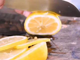 4、超级好吃的世界杯下酒零食——酸辣凤爪,柠檬切片，备用 