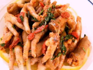 8、超级好吃的世界杯下酒零食——酸辣凤爪,放入冰箱五小时即可 