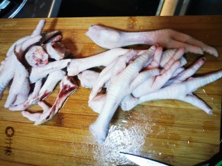 1、香辣卤鸡爪,鸡爪洗净，剪掉指甲