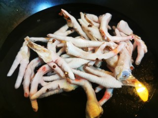 3、香辣卤鸡爪,鸡爪入锅加适量花椒、料酒，焯水去腥