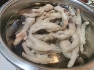5、香辣卤鸡爪,焯好水的鸡爪捞起来，放进凉水中泡一会儿