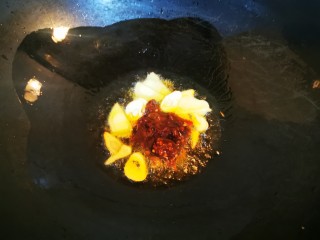 7、香辣卤鸡爪,加入姜、蒜、豆瓣酱炒香