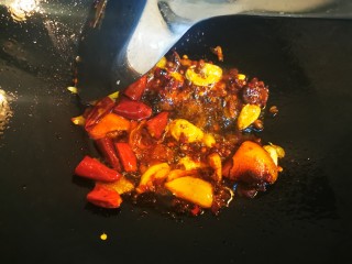 8、香辣卤鸡爪,继续加入八角、香叶、陈皮以及适量干花椒、干红辣椒翻炒