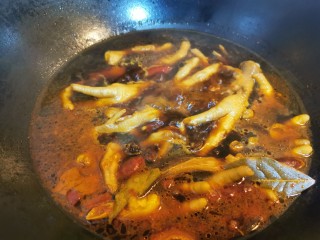 12、香辣卤鸡爪,开大火煮开，煮开后中小火焖20分钟左右