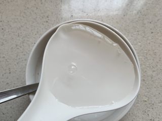 6、蚝油生菜,一大勺水，搅拌均匀备用