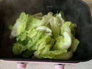 8、蚝油生菜,开水中加一点点盐，把生菜烫几秒