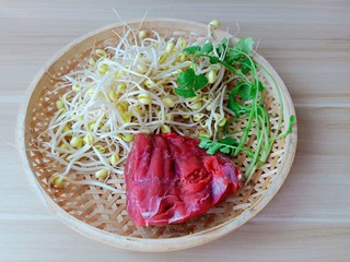 1、麻辣水煮牛肉,准备新鲜的牛肉，豆芽与香菜。